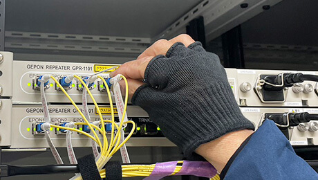 放送設備を施工・保守している様子